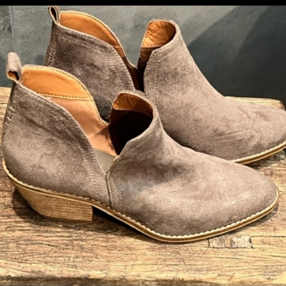 Corey Boutique womens suede booties size 8